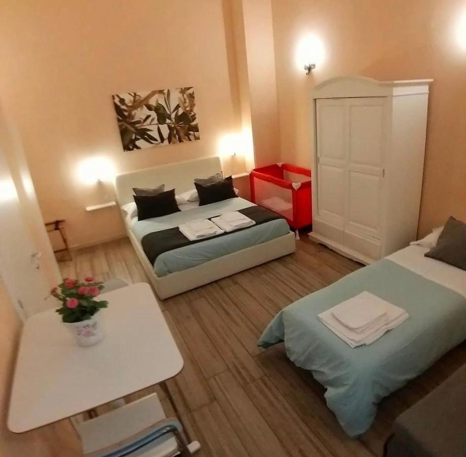 Bed and Breakfast Da Polly A Piazza Amedeo Nápoles Exterior foto