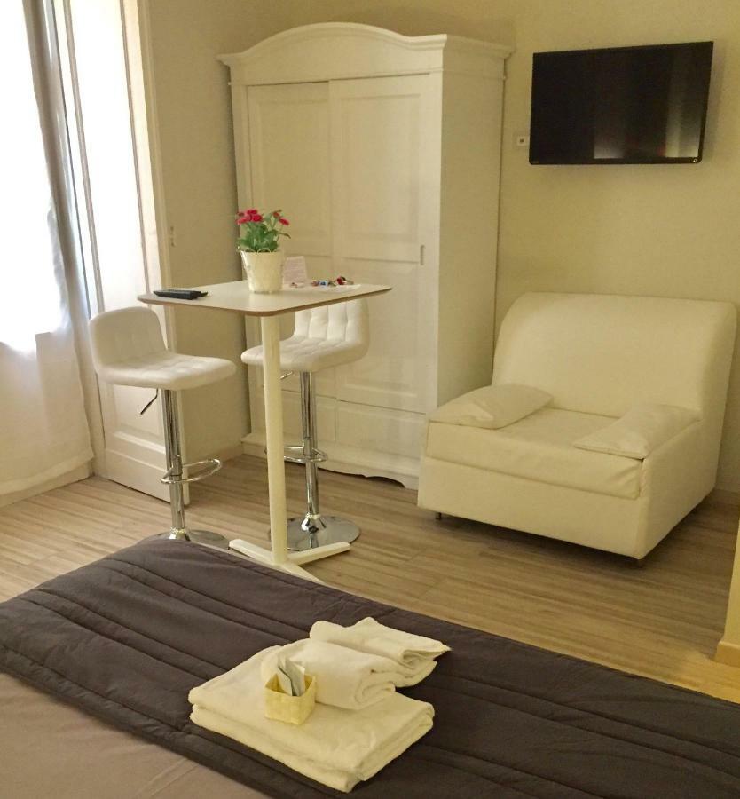 Bed and Breakfast Da Polly A Piazza Amedeo Nápoles Exterior foto