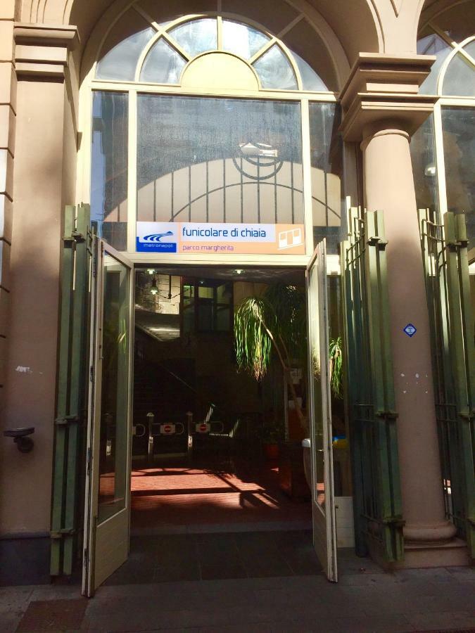 Bed and Breakfast Da Polly A Piazza Amedeo Nápoles Exterior foto