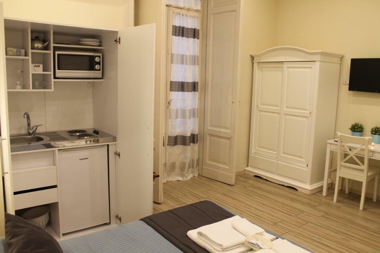Bed and Breakfast Da Polly A Piazza Amedeo Nápoles Exterior foto