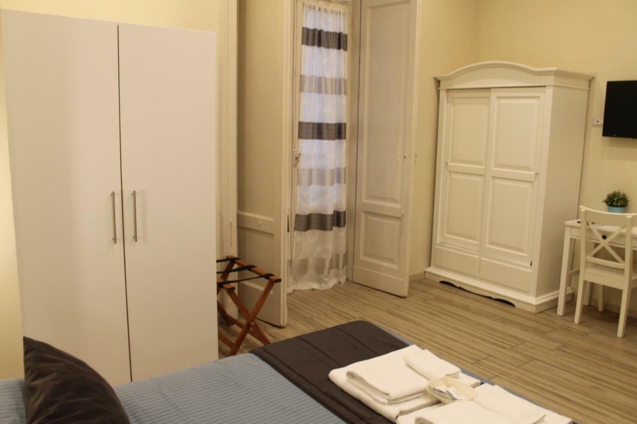 Bed and Breakfast Da Polly A Piazza Amedeo Nápoles Exterior foto