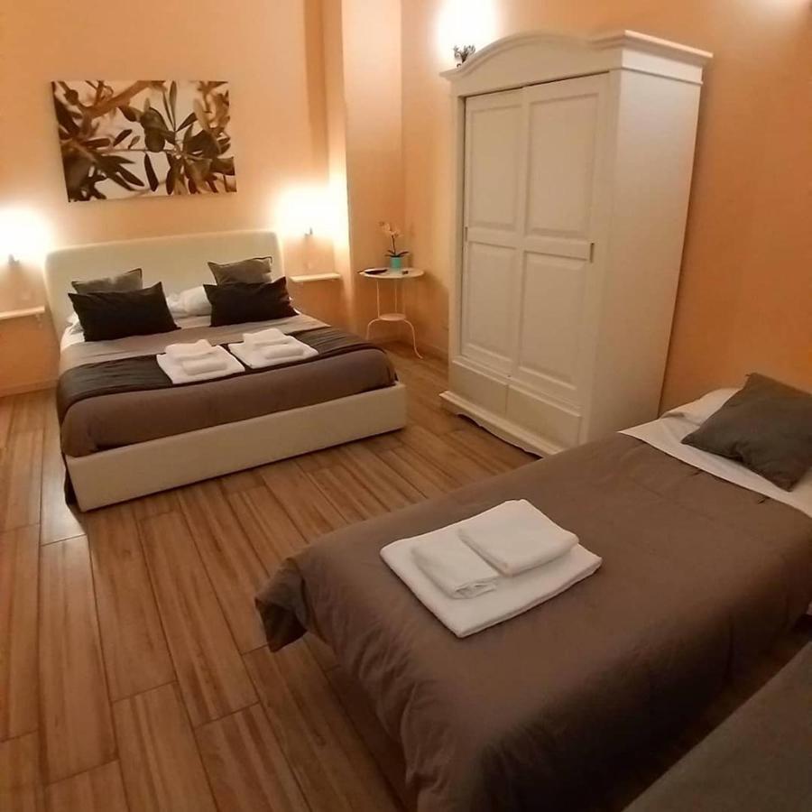 Bed and Breakfast Da Polly A Piazza Amedeo Nápoles Exterior foto